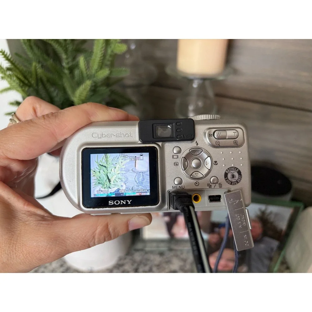 Sony Cyber-shot DSC-P8‎ 3.2MP Digital Camera with Battery And Memory Card Read